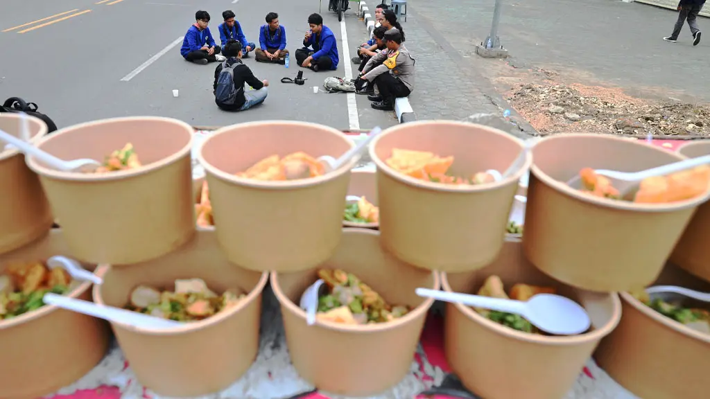 Bakso gratis di Hari Buruh Internasional di depan Kantor Gubernru Sulteng, Jumat (1/5/2026). (© bmzIMAGES/Basri Marzuki)