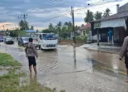 Sejumlah kendaraan menerobos banjir yang menutup jalan di Balinggi, Parimo, Senin (4/5/2026). (© Polres Parimo)
