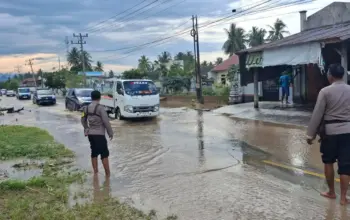 Sungai Uwetua Meluap, Jalan Trans Sulawesi di Balinggi Tergenang Setengah Meter