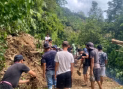 Warga bergotonh royong membersihkan jalan yang tertutup material longsor di Desa Toro, Kulawi, Sigi, Senin (25/5/2026). (©HO/BPBD Sulteng)