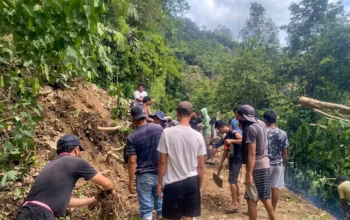 Warga bergotonh royong membersihkan jalan yang tertutup material longsor di Desa Toro, Kulawi, Sigi, Senin (25/5/2026). (©HO/BPBD Sulteng)