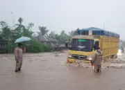 Truk menerobos banjir yang menutup Jalan Trans Sulawesi di Torue, Parigi Moutong, Senin (25/5/2026). (©Humas Polres Parimo)