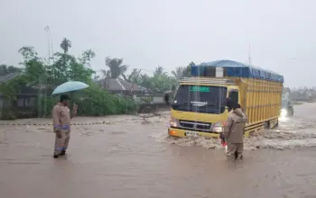 Truk menerobos banjir yang menutup Jalan Trans Sulawesi di Torue, Parigi Moutong, Senin (25/5/2026). (©Humas Polres Parimo)