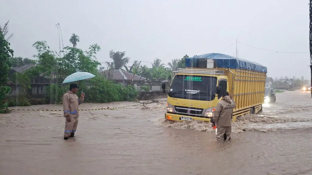 Truk menerobos banjir yang menutup Jalan Trans Sulawesi di Torue, Parigi Moutong, Senin (25/5/2026). (©Humas Polres Parimo)