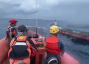 Tim SAR mengevakuasi nelayan yang mati mesin di perairan Bokan Kepulauan, Kamis (7/5/20267). (© Basarnas Palu)