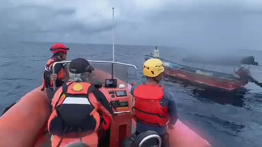 Tim SAR mengevakuasi nelayan yang mati mesin di perairan Bokan Kepulauan, Kamis (7/5/20267). (© Basarnas Palu)