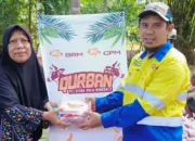 Perwakilan PT CPM menyerahkandaging kurban kepada perwakilan warga sekitar tambang, Rabu (27/5/2026). (©PT CPM)