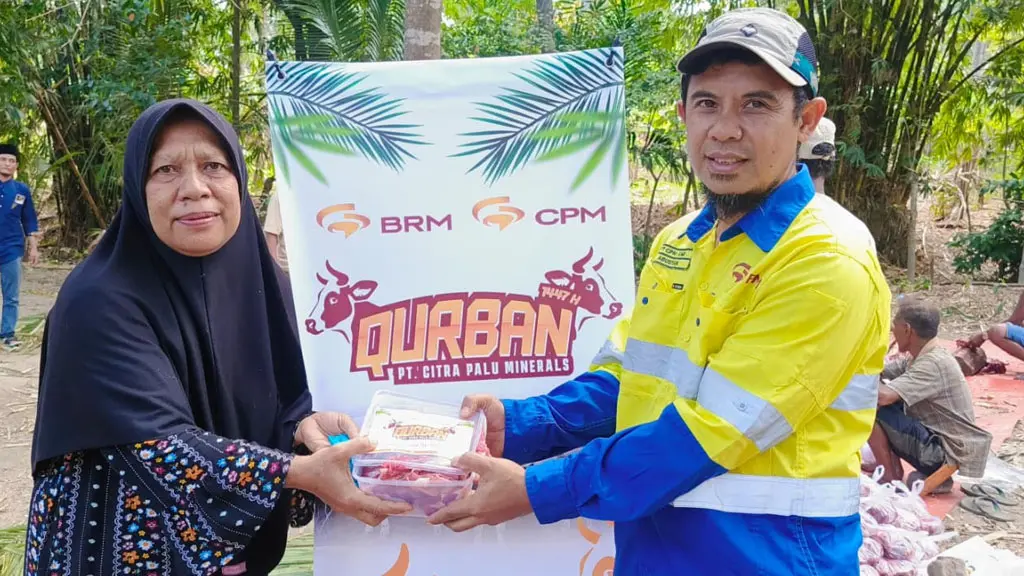 Perwakilan PT CPM menyerahkandaging kurban kepada perwakilan warga sekitar tambang, Rabu (27/5/2026). (©PT CPM)