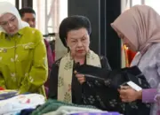 Ketua Umum Ikatan Adhyaksa Dharmakarini, Sruningwati Burhanuddin didampingi Ketua Dekranasda Kota Palu, Diah Puspita mengunjungi New Baruga Vatulemi, Jumat (8/5/2026). (©Prokopim Setda Kota Palu/Jufri)