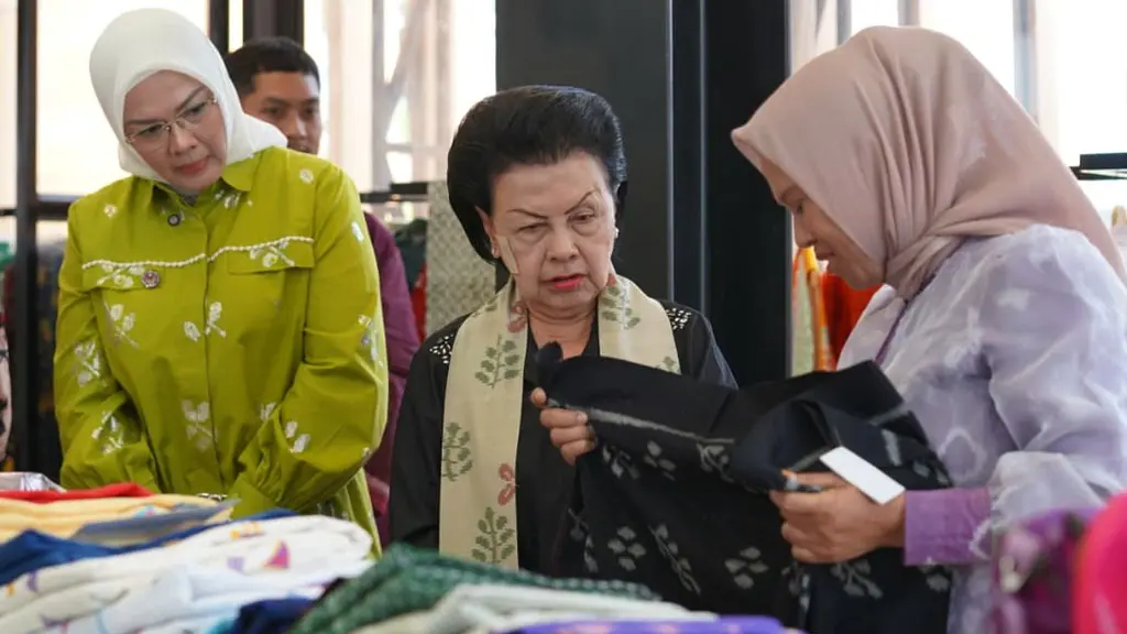 Ketua Umum Ikatan Adhyaksa Dharmakarini, Sruningwati Burhanuddin didampingi Ketua Dekranasda Kota Palu, Diah Puspita mengunjungi New Baruga Vatulemi, Jumat (8/5/2026). (©Prokopim Setda Kota Palu/Jufri)