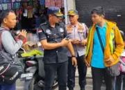 Kabid Lalulintas dan Angkutan Dishub Kota Palu, Daniel berdialog dengan seorang tukang parkir di Palu, Jumat (8/5/2026). (©Prokopim Setda Kota Palu/Yuspi)