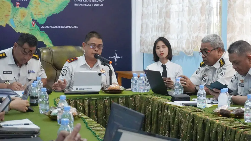 Kakanwil DItjenpas Sulteng bersama sejumlah staf pada Rapat Anev Pemasyarakatan secara daring di Palu, Selasa (12/5/2026). (©HUmas Ditjenpas Sutleng)