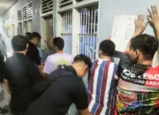 Petugas memeriksa WBP pada operasi penggeledahan Halinar di Lapas Parigi, Sabtu (23/5/2026). (©Humas Ditjenpas Sulteng)