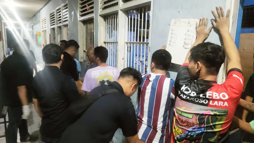 Petugas memeriksa WBP pada operasi penggeledahan Halinar di Lapas Parigi, Sabtu (23/5/2026). (©Humas Ditjenpas Sulteng)