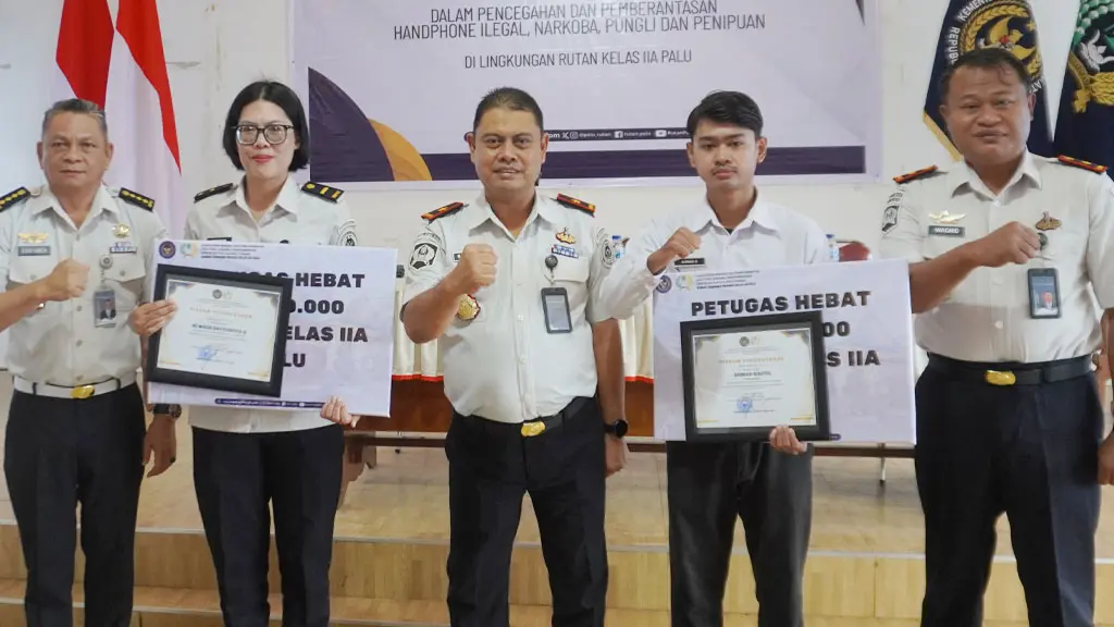 Kakanwil Ditjenpas Sulteng Bagus Kurniawan (tengah) berfoto bersama Ni Made Ray Chintia (pegawai) dan Ahmad Saiful (peserta Magang Nasional) yang telah menggagalkan upaya penyelundupan narkoba ke dalam Rutan Palu, Rabu (13/5/2026). (©Humas Ditjenpas Sulteng)
