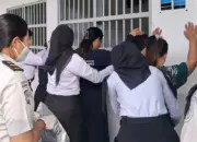 Petugas memeriksa warga binaan pada razia di Lapas Perempuan di Sigi, Senin (25/5/2026). (©Humas Ditjenpas Sulteng)