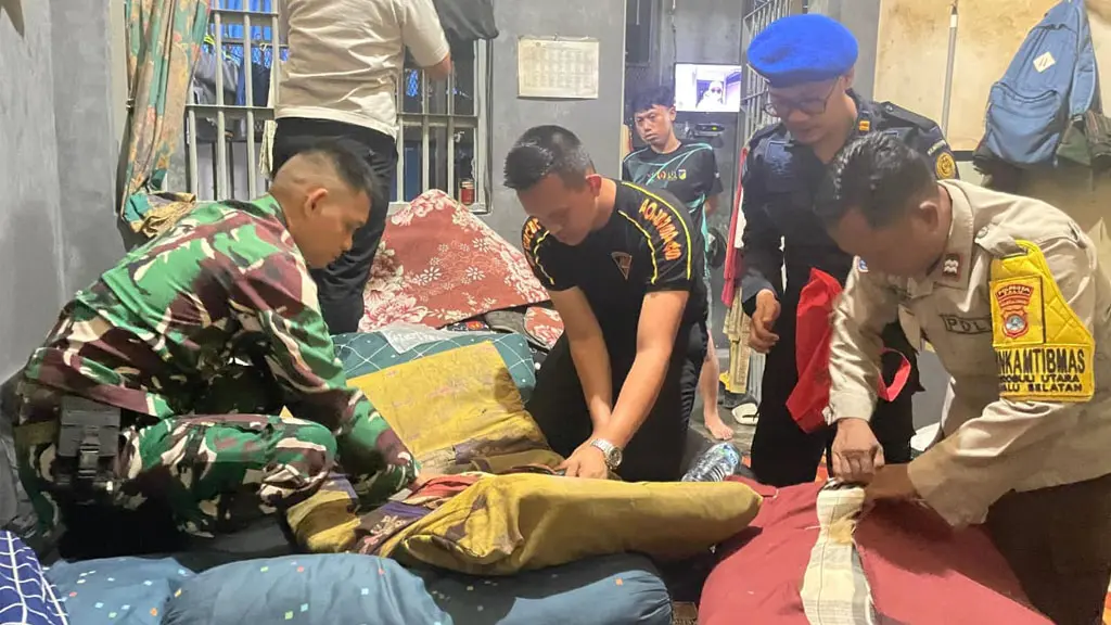 Penggeledahan di salah satu blok hunian di Rutan Palu, Rabu (6/5/2026). (© Humas Ditjenpas Sutleng)