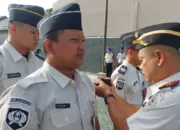 Kakaknwil Ditjenpas Sulteng Bagus Kurniawan menyematkan tanda Satops Patnal kepada pegawai di Palu, Senin (4/5/2026). (©Humas Ditjenpas Sulteng)