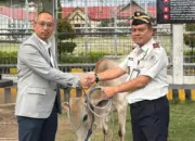 Kakanwil Ditjenpas Sulteng, Bagus Kurniawan (kanan) menyerahkan secara simbolis hewan kurban di Palu, Kamis (28/5/2026). (©HUmas Ditjenpas Sulteng)