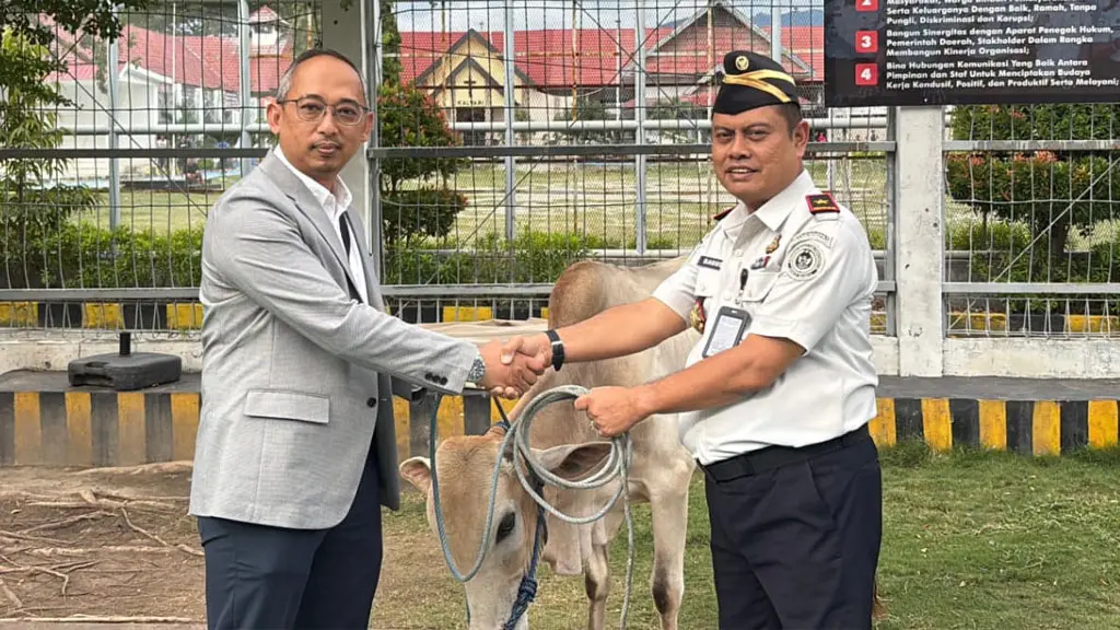 Kakanwil Ditjenpas Sulteng, Bagus Kurniawan (kanan) menyerahkan secara simbolis hewan kurban di Palu, Kamis (28/5/2026). (©HUmas Ditjenpas Sulteng)