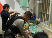 Petugas menggeledah hunian tahanan di Rutan Donggala, Minggu (24/5/2026). (©Humas Ditjenpas Sulteng)