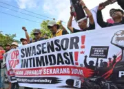 Sejumlah wartawan dari berbagai media dan organisasi pers membawa spanduk dan poster pada aksi memperingati Hari Kebebasan Pers Sedunia atau World Press Freedom di Palu, Sulawesi Tengah, Minggu (3/5/2026). (© bmzIMAGES/Basri Marzuki)