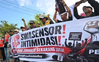 Sejumlah wartawan dari berbagai media dan organisasi pers membawa spanduk dan poster pada aksi memperingati Hari Kebebasan Pers Sedunia atau World Press Freedom di Palu, Sulawesi Tengah, Minggu (3/5/2026). (© bmzIMAGES/Basri Marzuki)