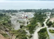 Foto udara aktivitas tambang galian C di pesisir Palu-Donggala. (©JATAM Sulteng)