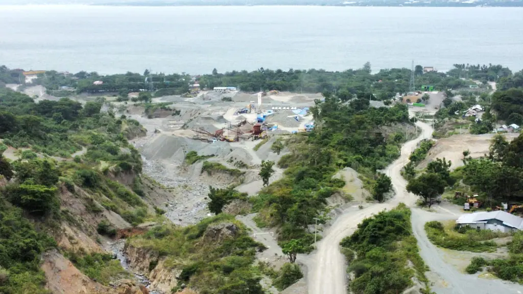 Foto udara aktivitas tambang galian C di pesisir Palu-Donggala. (©JATAM Sulteng)