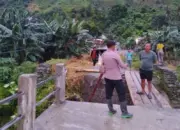 Jembatan Sibalago yang putus diterjang banjir di Parimo, Senin (25/5/2026). (©Humas Polres Parimo)