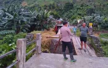 Jembatan Sibalago yang putus diterjang banjir di Parimo, Senin (25/5/2026). (©Humas Polres Parimo)
