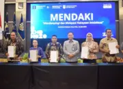 Kakanwil Kemenkum Sulteng di antara para pihak yang meneken MoU di palu, Selasa (12/5/2026). (©Humas Kemenkum Sulteng)