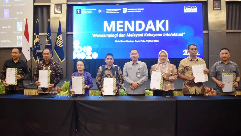 Kakanwil Kemenkum Sulteng di antara para pihak yang meneken MoU di palu, Selasa (12/5/2026). (©Humas Kemenkum Sulteng)