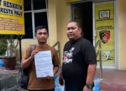 Wartawan Rian Afdhal (kiri) bersama Ketua KKJ Moh Arief usai membuat laporan polisi atas dugaan penghinaan di Mapolresta Palu, Selasa (12/5/2026). (©KKJ Sulteng)