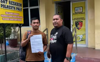 Wartawan Rian Afdhal (kiri) bersama Ketua KKJ Moh Arief usai membuat laporan polisi atas dugaan penghinaan di Mapolresta Palu, Selasa (12/5/2026). (©KKJ Sulteng)