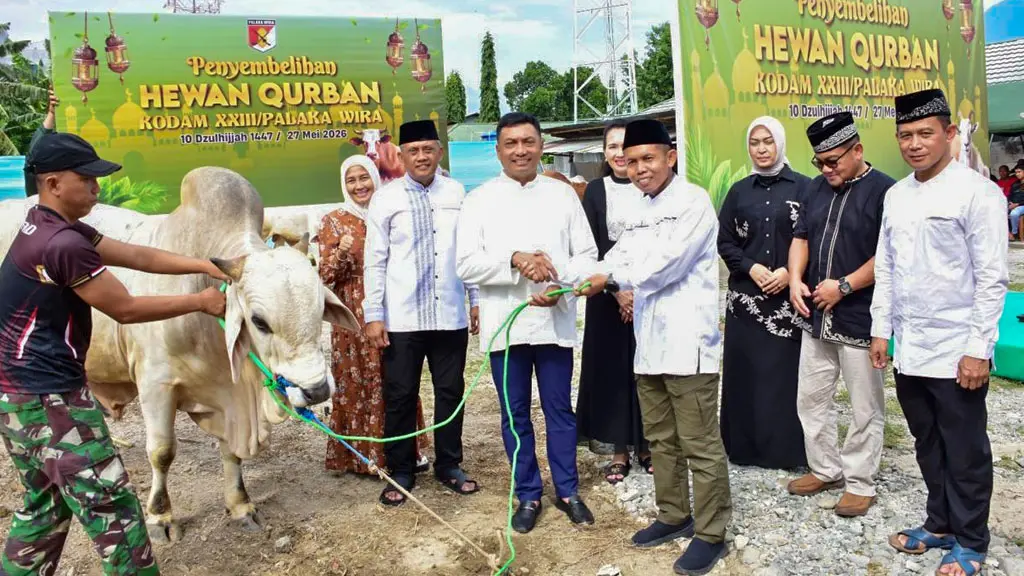 Pangdam XXIII/Palaka Wira menyerahkan sapi kurban kepada perwakilan warga, Rabu (27/5/2026). (©Pendam 23/pw)