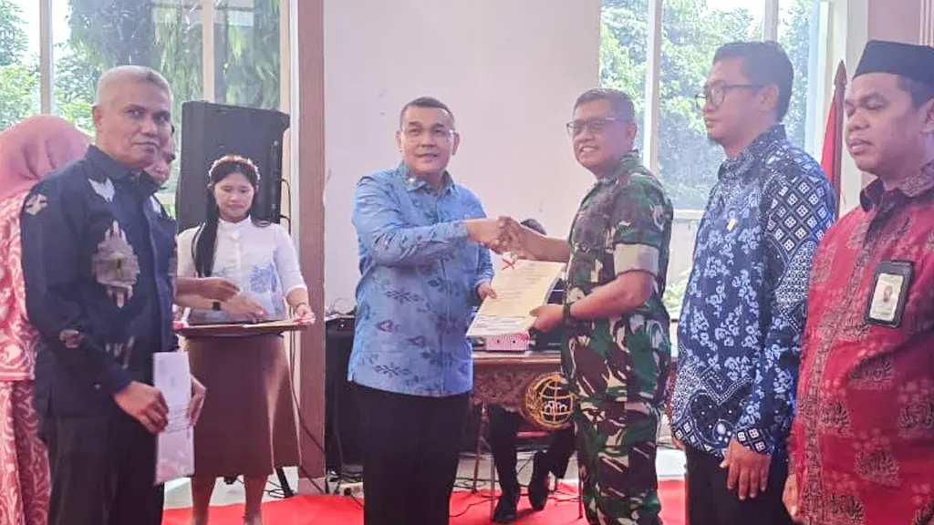 Wamen ATR/BPN Ossy Dermawan menyerahkan sertifikat kepada Kasdam XXIII/Palaka Wira Brigjen TNI Agus Sasmita di Palu, Minggu (10/5/2026). (©Pendam 23/pw)