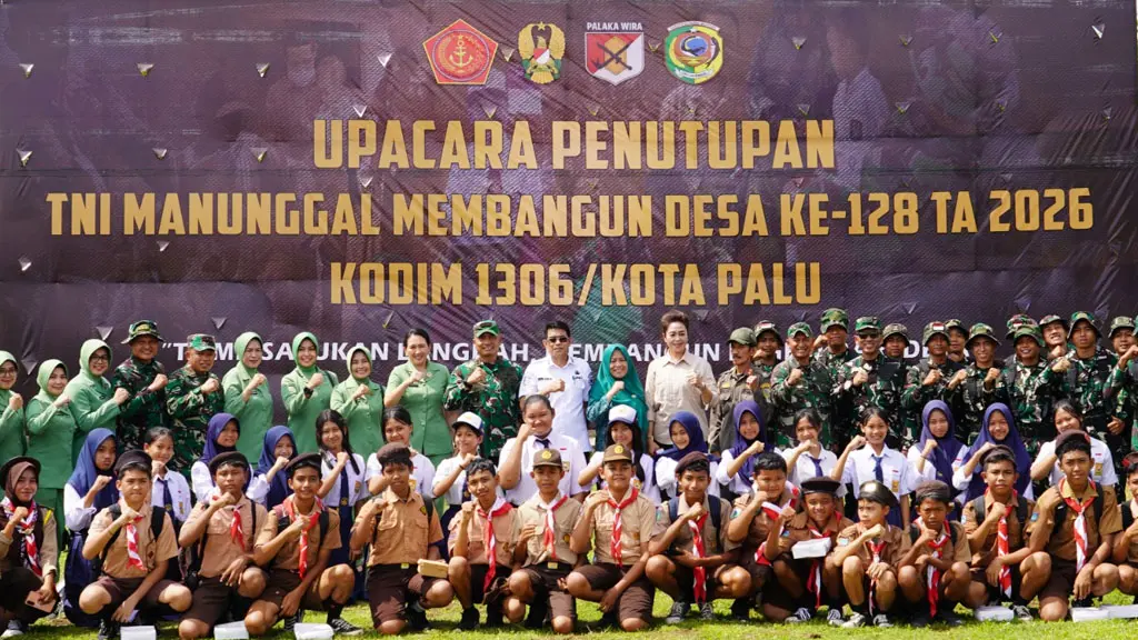 Foto bersama usai upacara penutupan TMMD ke-128 di Sausu, Parigi Moutong, Kamis (21/5/2026). (©Penrem 132/Tdl)