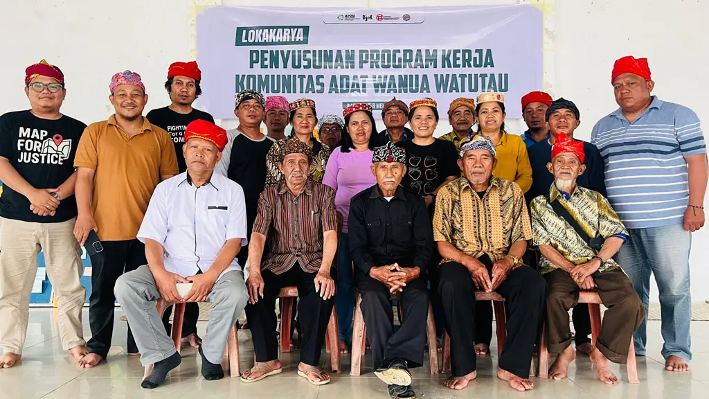 Komunitas adat To Pekarehua pada lokakarya perlindungan wilayah adat di Desa Watutau Poso, Jumat (9/5/2026). (© Komunitas To Pekarehua)