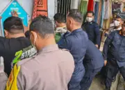 KaLapas Kelas IIA Palu, Makmur (kanan) memipin razia yang rutin digelar di Lapas tersebut. (©bmzIMAGES)