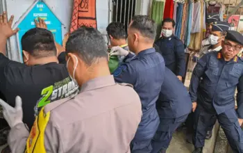 KaLapas Kelas IIA Palu, Makmur (kanan) memipin razia yang rutin digelar di Lapas tersebut. (©bmzIMAGES)