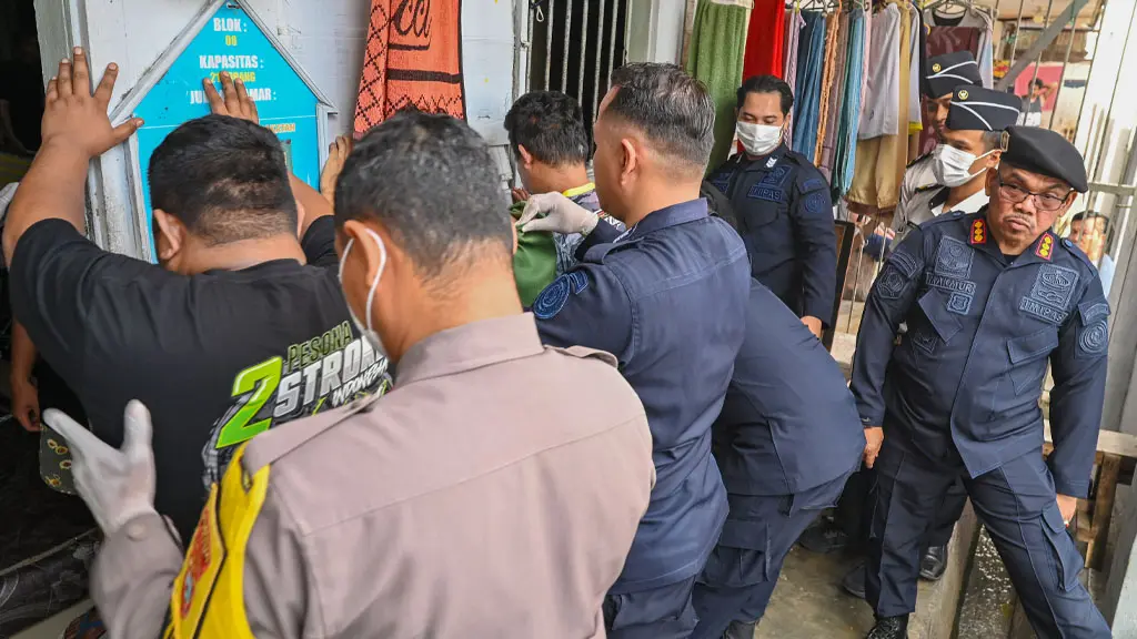 KaLapas Kelas IIA Palu, Makmur (kanan) memipin razia yang rutin digelar di Lapas tersebut. (©bmzIMAGES)