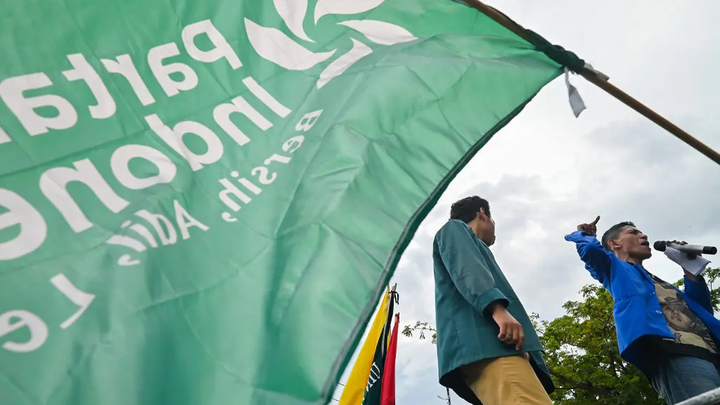 Seorang aktivis buruh berorasi pada aksi Hari Buruh Internasional di depan kantor Gubernur Sulteng, Palu, Jumat (1/5/2026). (© bmzIMAGES/Basri Marzuki)
