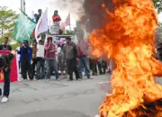 Pengunjuk rasa membakar ban bekas pada aksi Hari Buruh Internasional di depan kantor Gubernur Sulteng, Palu, Jumat (1/5/2026). (© bmzIMAGES/Basri Marzuki)