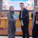 Kepala OJK Sulteng Bony Hardi Putra menyerahkan buku kepada peserta literasi keuangan di Palu. (©OJK Sulteng)