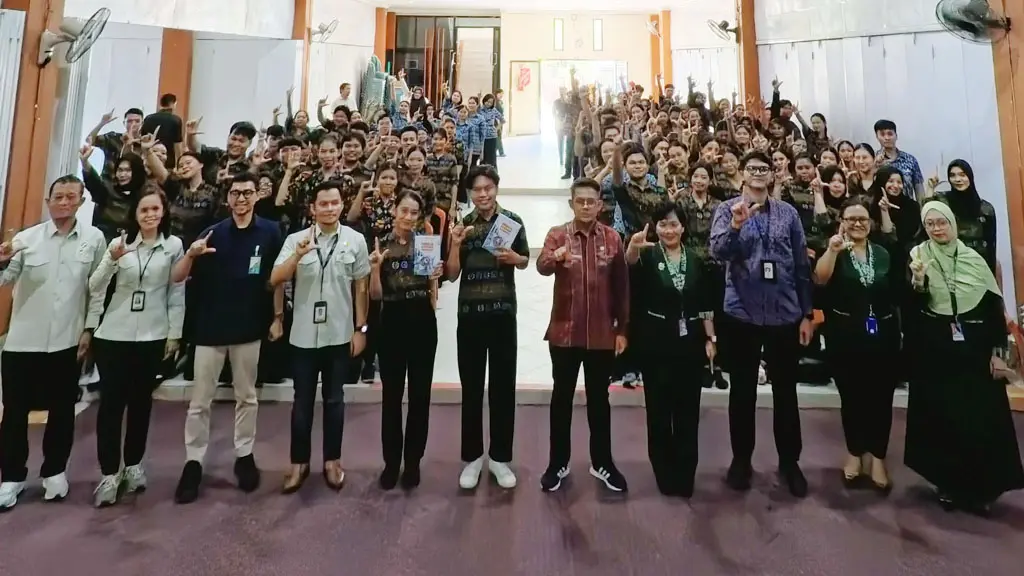 Foto bersama usai sosialisasi literasi keuanagn bagi pekerja migran di Palu, Rabu (13/5/2026). (©OJK Sulteng)