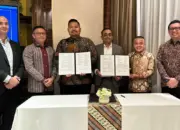 Wali Kota Palu Hadianto (kedua kiri) bersama Direktur KEK Palu, Sony Panukma Widianto (ketiga kanan) usai teken MoU investasi energi hijau dengan Aslan Energy Capital PTE LTD, di Jakarta, Senin (11/5/2026). (©Media Center Diskominfosantik Palu)