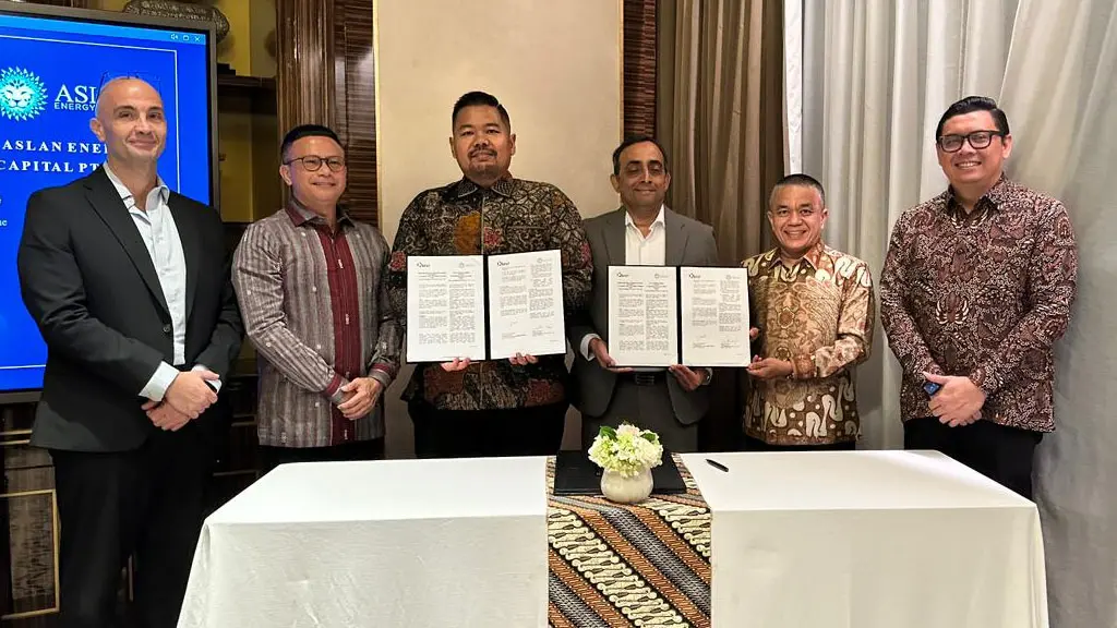 Wali Kota Palu Hadianto (kedua kiri) bersama Direktur KEK Palu, Sony Panukma Widianto (ketiga kanan) usai teken MoU investasi energi hijau dengan Aslan Energy Capital PTE LTD, di Jakarta, Senin (11/5/2026). (©Media Center Diskominfosantik Palu)