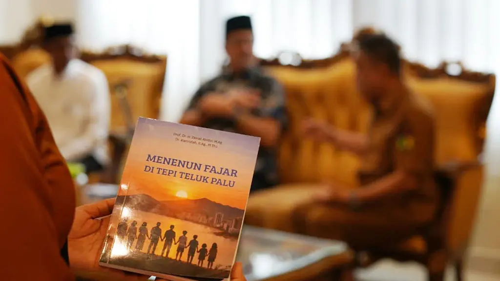 Buku "Menenun Fajar di Tepi Teluk Palu" yang akan diterbitkan oleh MUI Kota Palu. (©Prokopim Setda Kota Palu/Jufri)
