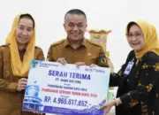 Wali Kota Hadianto bersama Wawali Imelda Liliana menerima dividen dari Bank Sulteng di Rujab Wali Kota, Selasa (5/5/2026). (©Prokopim Setda Kota Palu/Jufri)